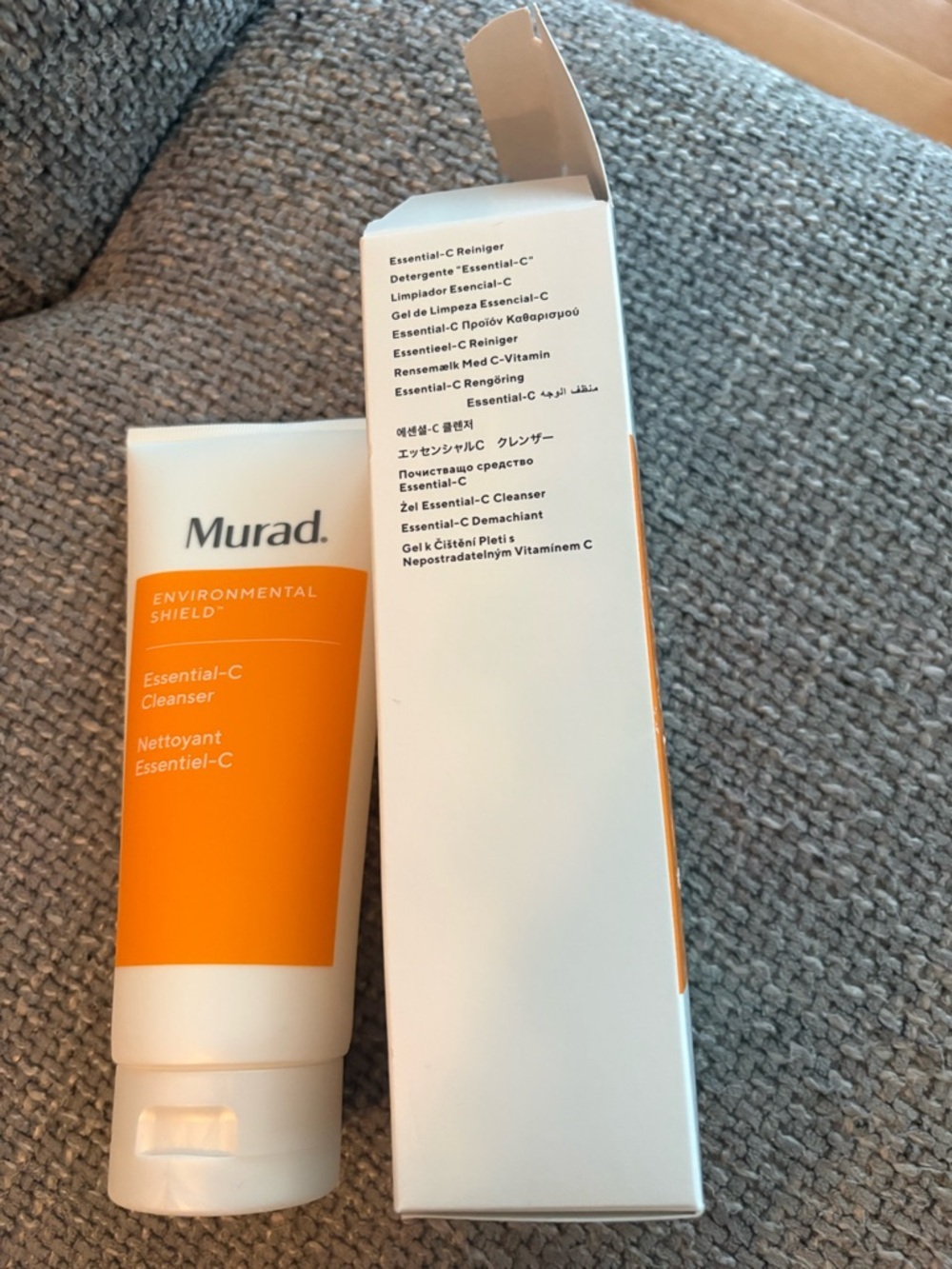 Murad Essential-C Cleanser Jumbo 200ml Vitamin C Brightening Face Wash - Picture 3 of 4